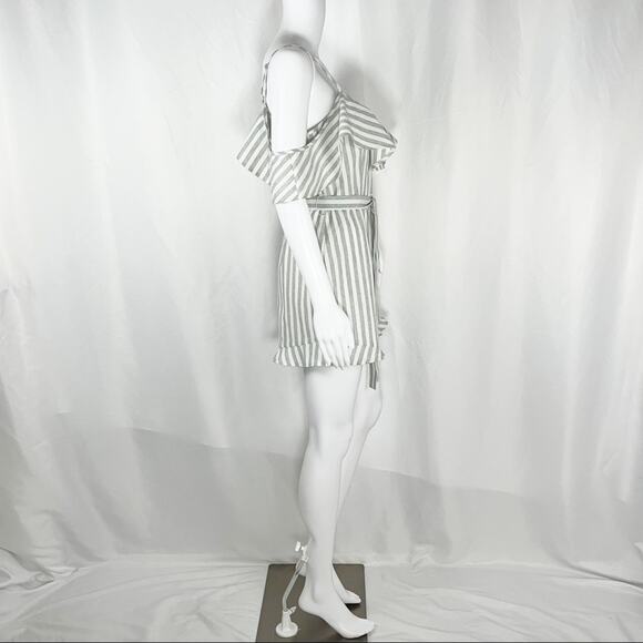 After Market White & Gray Stripe Flutter Cold Shoulder Ruffle Hem Romper SzS NWT - Picture 7 of 16